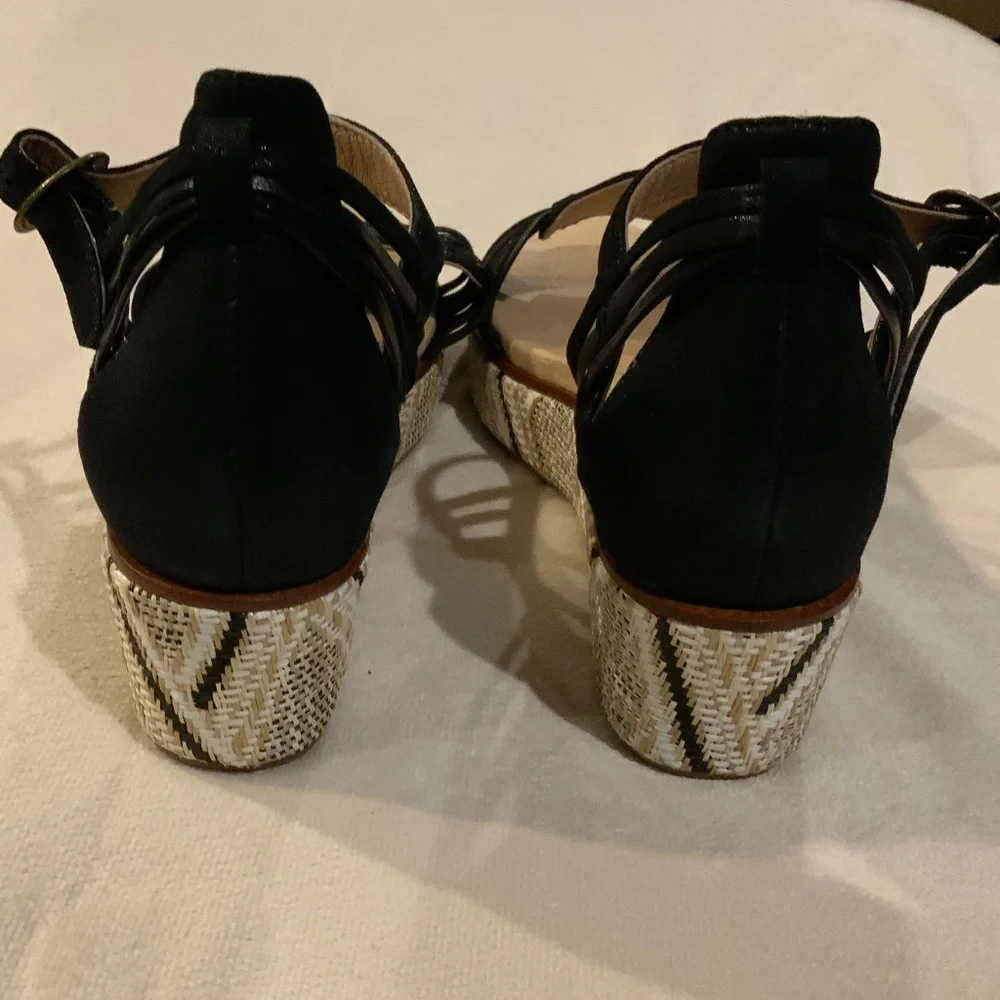 Sundance Black Tan 8.5 Platform Sandals  Never Worn Travel Scandi Normcore